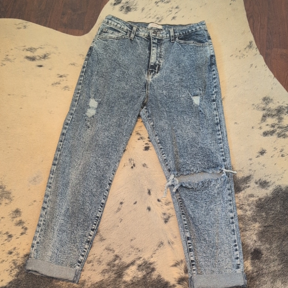 Vibrant Distressed Gray Ankle Jeans